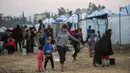 Orang-orang mengisi wadah air mereka di kamp Nuseirat untuk pengungsi Palestina di Jalur Gaza tengah pada Kamis 4 Desember 2025. Hingga saat ini, akses bantuan air bersih di kamp pengungsi Nuseirat di Jalur Gaza tengah masih sangat terbatas. (Eyad Baba/AFP)