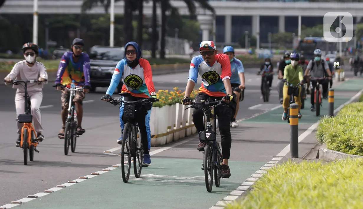 Pesepeda menggunakan lajur khusus sepeda saat penerapan PPKM level 1 di kawasan Jalan Sudirman - Thamrin, Jakarta, Minggu (7/11/2021). Organisasi Kesehatan Dunia (WHO) melaporkan Indonesia nihil provinsi beresiko sedang dan tinggi Covid- 19. (Liputan6.com/Johan Tallo)