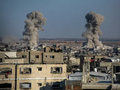 Foto ini menunjukkan asap mengepul setelah serangan Israel ke Jabalia, Jalur Gaza utara pada 13 Juli 2025. (Bashar TALEB/AFP)