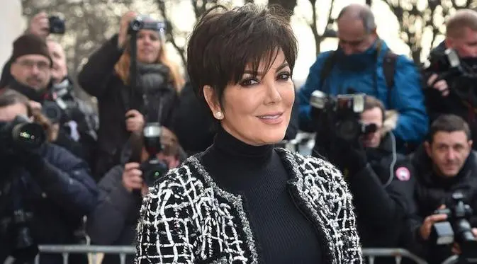 Di usia yang sudah tak muda lagi, Kris Jenner pamer tubuh seksi dalam balutan bikini. 