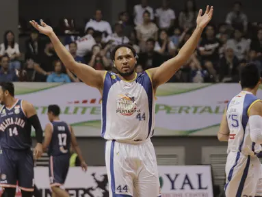 Pebasket Satria Muda Pertamina, Dior Alexandros Lowhorn, melakukan selebrasi saat melawan Pelita Jaya pada game pertama final IBL 2018 di Britama Arena, Jakarta, Kamis (19/4/2018). Satria Muda menang 73-63 atas Pelita Jaya. (Bola.com/M Iqbal Ichsan)