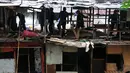 Penggusuran ini dilakukan untuk mengubah pemukiman liar menjadi ruang terbuka hijau dan kawasan resapan air, Jakarta, Rabu (3/12/2014). (Liputan6.com/Johan Tallo)