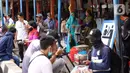 Sejumlah calon penumpang menunggu jadwal keberangkatan bus di Terminal Kalideres, Jakarta, Minggu (22/12/2020). Menjelang Natal dan Tahun Baru 2021, Terminal Kalideres terpantau ramai. (Liputan6.com/Angga Yuniar)