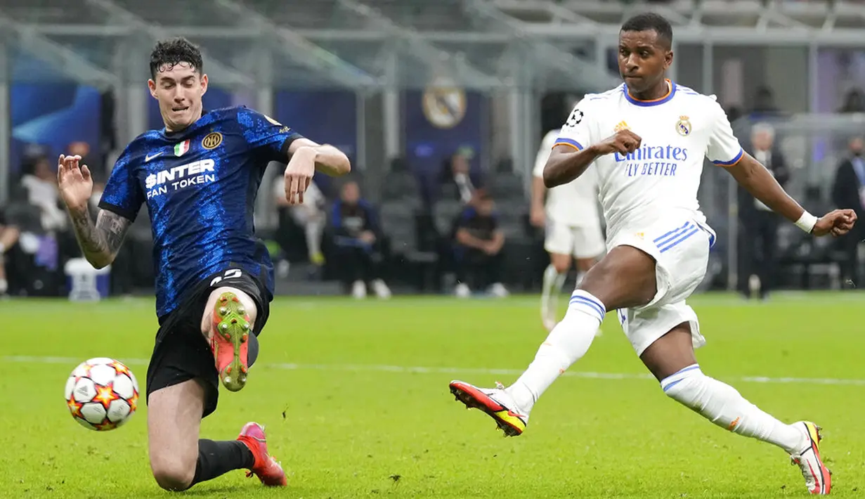 Pemain Real Madrid Rodrygo mencetak gol ke gawang Inter Milan pada pertandingan Grup D Liga Champions di Stadion San Siro, Milan, Italia, Rabu (15/9/2021). Real Madrid menang 1-0. (AP Photo/Antonio Calanni)