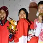 Peraih medali emas Indonesia Susanti Rahayu Aries (tengah), medali perak Indonesia Puji Lestari dan medali perunggu China, He Cuilian berpose pada upacara medali olahraga panjat tebing wanita Asian Games 2018 di Palembang (23/8). (AFP PHOTO / Adek Berry