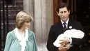 Pangeran Charles dari Inggris dan istri Putri Diana membawa pulang putra mereka yang baru lahir, Pangeran William. (Foto: AP/John Redman, File)