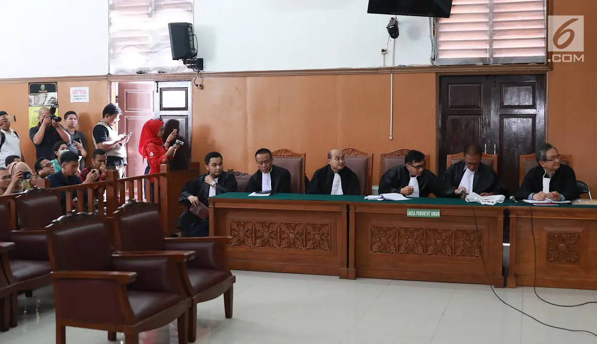 Tim kuasa hukum mantan Ketum PPP Romahurmuziy alias Rommy menghadiri sidang perdana praperadilan di Pengadilan Negeri Jakarta Selatan, Senin (22/4). Sidang ditunda selama dua pekan karena KPK, selaku tergugat, mengaku masih mengumpulkan bukti-bukti. (Liputan6.com/Immanuel Antonius)