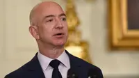 Peringkat ketiga diisi oleh Jeff Bezos yang miliki kekayaan US$72,8 miliar. Kekayaan CEO dari amazon.com bertambah sebanyak US$27,6 miliar atau sekitar Rp968 triliun pada tahun ini. (AP Photo/Susan Walsh)