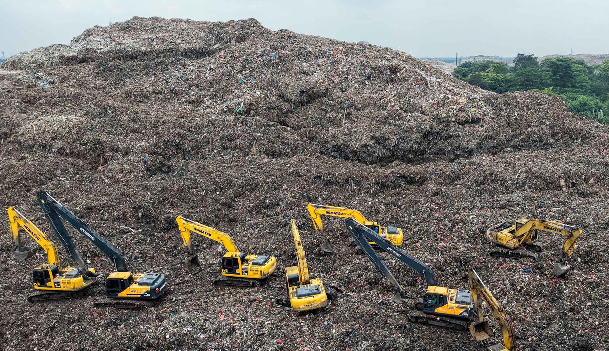 Insiden serupa pernah terjadi 7 November 2025, ketika itu longsoran sampah menimbun beberapa truk yang sedang mengantre. Pada 31 Desember 2025, gunungan sampah di TPST Bantargebang, Kota Bekasi, juga sempat ambruk. Saat itu, longsoran menimpa truk yang melintas, tiga kendaraan pengangkut terperosok ke sungai di wilayah Sumur Batu, Bekasi. Tampak foto udara menunjukkan tim penyelamat menggunakan alat berat untuk mencari korban longsor di Tempat Pembuangan Sampah Terpadu (TPST) Bantargebang, Kota Bekasi, Jawa Barat, pada Senin 9 Maret 2026. (BAY ISMOYO/AFP)