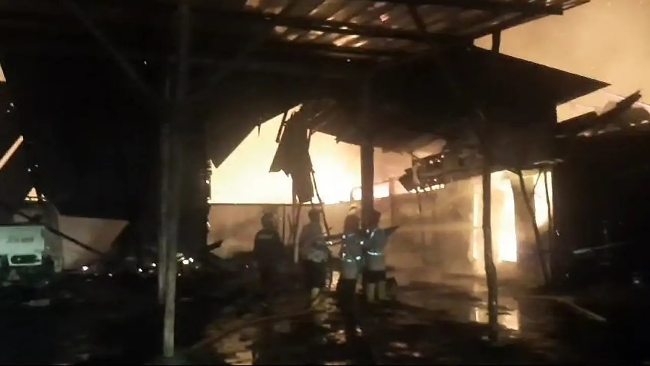 Kronologi Pabrik Rotan Cirebon Terbakar Rugi Hingga Rp 10 Miliar