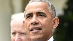Presiden AS Barack Obama didampingi Wapres AS, Joe Biden memberikan pidato kemenangan capres dari Partai Republik, Donald Trump di Pilpres AS di Gedung Putih, Washington, DC (9/11).  (AFP PHOTO/Nicholas Kamm)