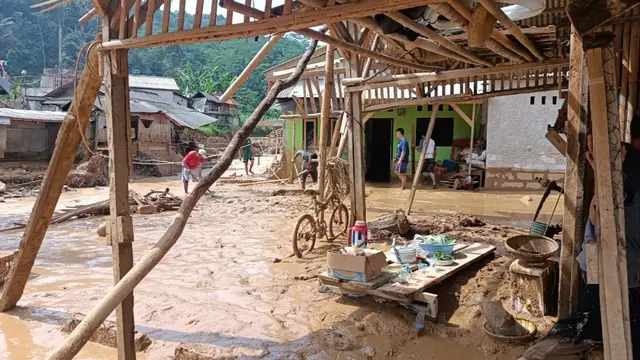 Penampakan kampung di Desa Purasari, Kecamatan Leuwiliang, Kabupaten Bogor yang porak-poranda diterjang banjir bandang pada Rabu (22/6/2022) malam. (Liputan6.com/Achmad Sudarno)
