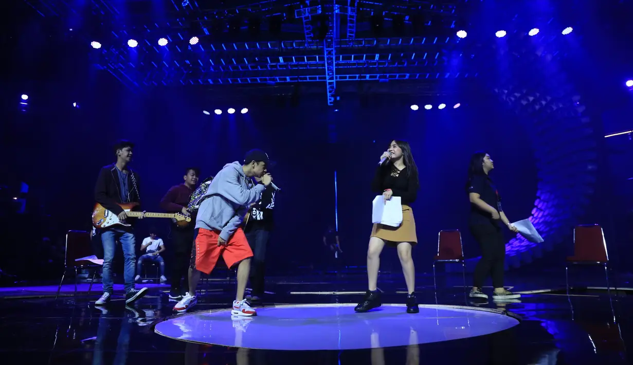 Young Girlz dan Young Gunz saat menjalani gladi bersih jelang malam puncak HUT SCTV ke-26 yang akan berlangsung pada 24 Agustus mendatang di Istora Senayan, Jakarta Pusat, Senin (22/8/2016). (Adrian Putra/Bintang.com)