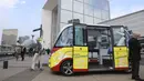 Meski tanpa sopir, bus mampu memberi peringatan kepada kendaraan lain dan penyeberang jalan, Paris, Prancis, Senin (3/7). (AFP Photo/Jacques Demarthon)