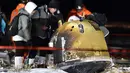 Para staf bekerja di lokasi pendaratan kapsul pembawa pulang wahana antariksa Chang'e-5 di Siziwang, China, 17 Desember 2020. Kapsul pembawa pulang wahana antariksa China tersebut mendarat di Bumi pada Kamis (17/12) dini hari. (Xinhua/Ren Junchuan)