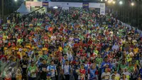 Sebanyak 16.000 peserta mengikuti ajang Mandiri Jakarta Marathon 2016 yang dimulai dan selesai di Silang Monas Barat Daya, Jakarta, Minggu (23/10). Hujan sempat mengguyur ajang Mandiri Jakarta Marathon di Monas. (Liputan6.com/Faizal Fanani)