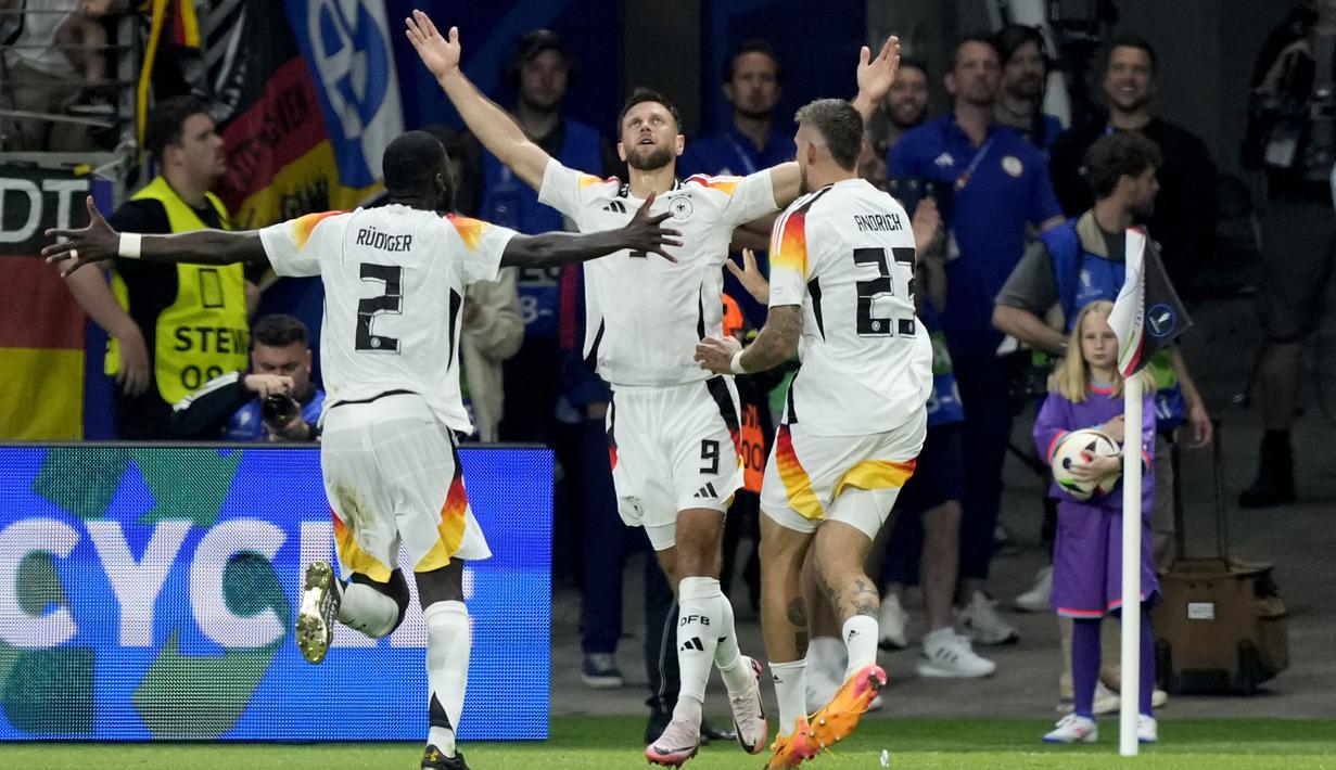 Selebrasi striker Timnas Jerman, Niclas Fullkrug (tengah) bersama rekan setim setelah mencetak gol penyeimbang 1-1 ke gawang Timnas Swiss pada laga matchday ketiga Grup A Euro 2024 di Waldstadion, Frankfurt, Jerman, Minggu (23/6/2024). (AP Photo/Martin Meissner)
