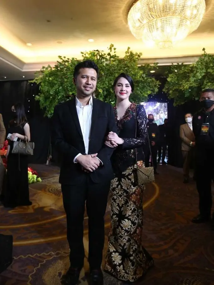 Tampil Serasi, Ini 6 Potret Arumi Bachsin dan Emil Dardak di Pernikahan Via Vallen