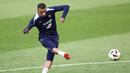 Pemain Prancis, Kylian Mbappe melakukan latihan jelang laga Grup D melawan Belanda di Home Deluxe Arena Stadium, Paderborn, Jerman, Rabu (19/06/2024) waktu setempat. (AFP/Franck Fife)