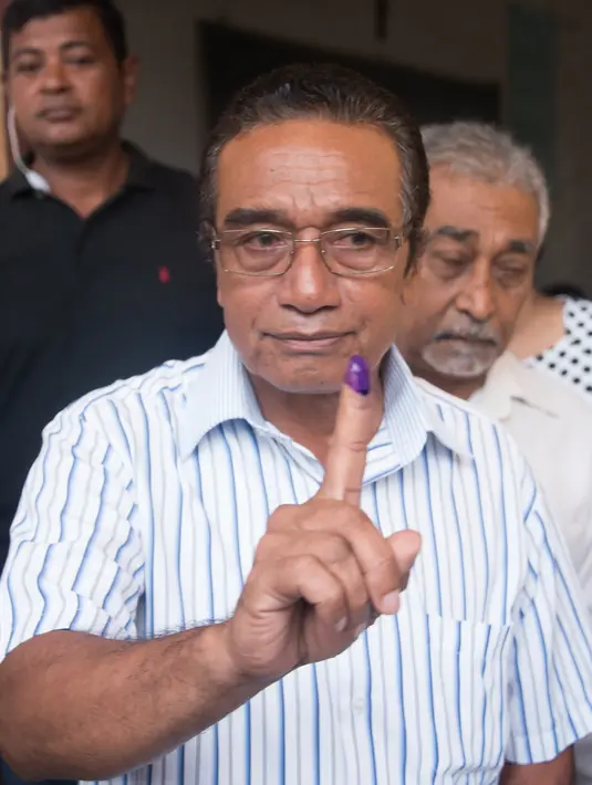 Calon Presiden nomor urut dua, Fransisco Guterres atau Lu Olo menunjukkan jarinya yang telah dicelup tinta seusai menggunakan hak suaranya dalam pemilihan presiden di sebuah TPS di Dili, Timor Leste, Senin (20/3). (Valentino DARIEL SOUSA/AFP)