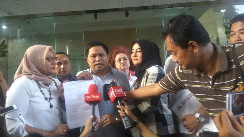 Tim Lembaga Advokasi Hukum Indonesia Raya Partai Gerindra melaporkan situs tribungroup.com atas tulisan yang dianggap memfitnah Prabowo Subianto.