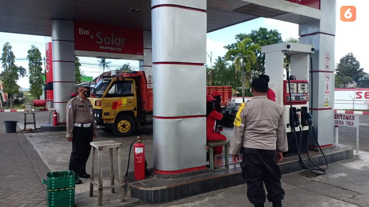 Personil Polisi dan TNI jaga SPBU di Banyuwangi pasca naiknya harga BBM (Hermawan Arifianto/Liputan6.com)