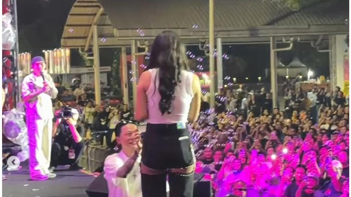 Kisah Cinta Erika Carlina dan DJ Bravy: Dari Penolakan Hingga Lamaran Romantis