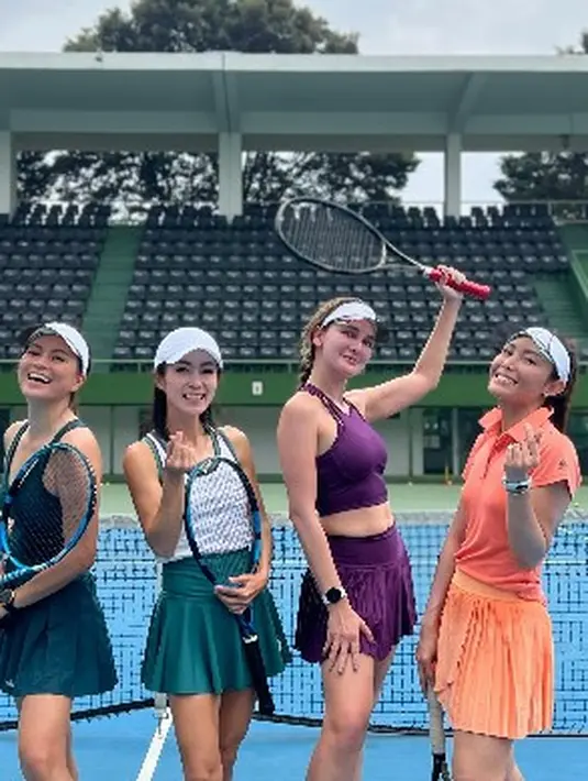 <p>Luna Maya bermain tenis [Instagram/lunamaya]</p>