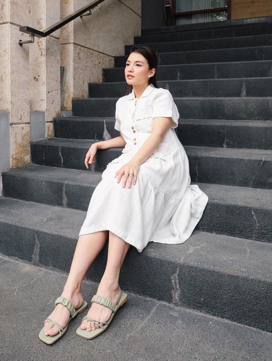 Tampaknya di keseharian, pemain sinetron Buku Harian Nayla ini tampil santai dengan simple dress. Kali ini, ia tampak menawan dengan simple dress berwarna putih. Sandal yang dipakainya juga tampak cocok dengan busananya.(Liputan6.com/IG/@chelseaoliviaa)