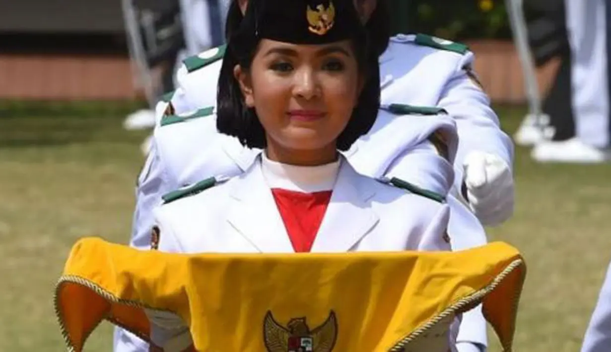 2015, Maria Felicia Gunawan merupakan siswi dari BPK Penabur Gading Serpong. Perempuan yang biasa disapa Cia itu menjadi pembawa baki pertama yang menerima dari Presiden Joko Widodo. (Via Insagram/@Mariafelicia23)