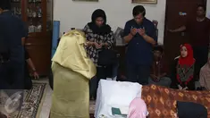 Mantan Menteri Perhubungan Agum Gumelar beserta istrinya melayat ke rumah duka mendiang Susiana, istri komedian Tukul Arwana, di Cipete, Jakarta, Selasa (23/8). Susiana meninggal di usia 48 tahun diduga karena penyakit asma. (Liputan6.com/Herman Zakharia)