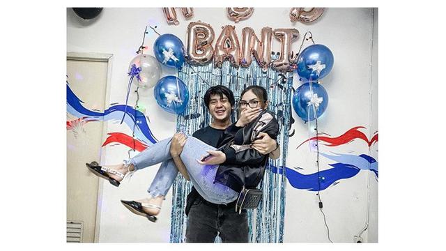 6 Potret Kejutan Ulang Tahun Arbani Yasiz ke-26, Ada Calon Mertua