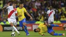 Bek Brasil, Alex Sandro, dijatuhkan striker Peru, Paolo Guerrero, pada laga final Copa America 2019 di Stadion Maracana, Rio de Janeiro, Minggu (7/7). Brasil menang 3-1 atas Peru. (AFP/Pedro Ugarte)
