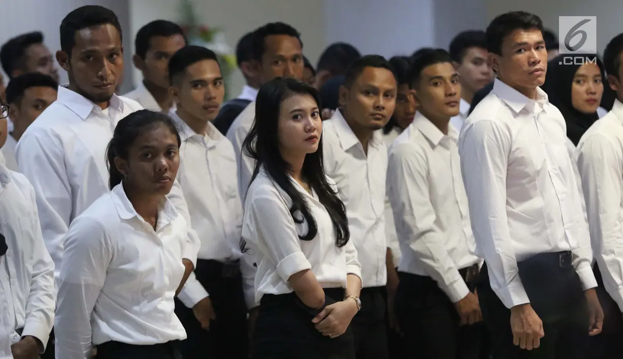 Sejumlah atlet saat mengikuti upacara penyerahan SK CPNS di Wisma Kemenpora, Jakarta, Selasa (2/4). Sebanyak 286 atlet berprestasi menerima SK pengangkatan sebagai CPNS di lingkungan Kemenpora. (Liputan6.com/Helmi Fithriansyah)