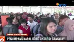 Proses sandar dan bongkar muat kapal memaksa para penumpang ini menunggu di sepanjang akses jalan.