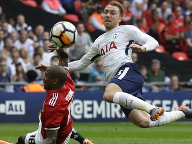 Aksi pemain Tottenham, Christian Eriksen saat berebut bola dengan pemain Manchester United, Ashley Young (kiri) pada semifinal Piala FA di Wembley stadium, London, (21/4/2018). MU menang 2-1. (AP/Kirsty Wigglesworth)