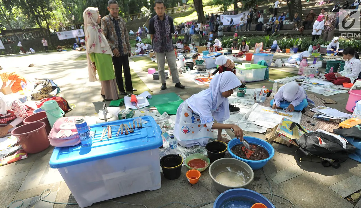 Antusiasme pelajar mengikuti lomba membatik tingkat SD di Lapangan Ekspresi, Sempur, Bogor, Kamis (2/5/2019). Kegiatan yang diikuti 18 peserta hasil seleksi dari tingkat kecamatan se-Kodya Bogor ini diadakan dalam rangka mewarisi kebudayaan lokal kepada generasi milenial. (merdeka.com/Arie Basuki)