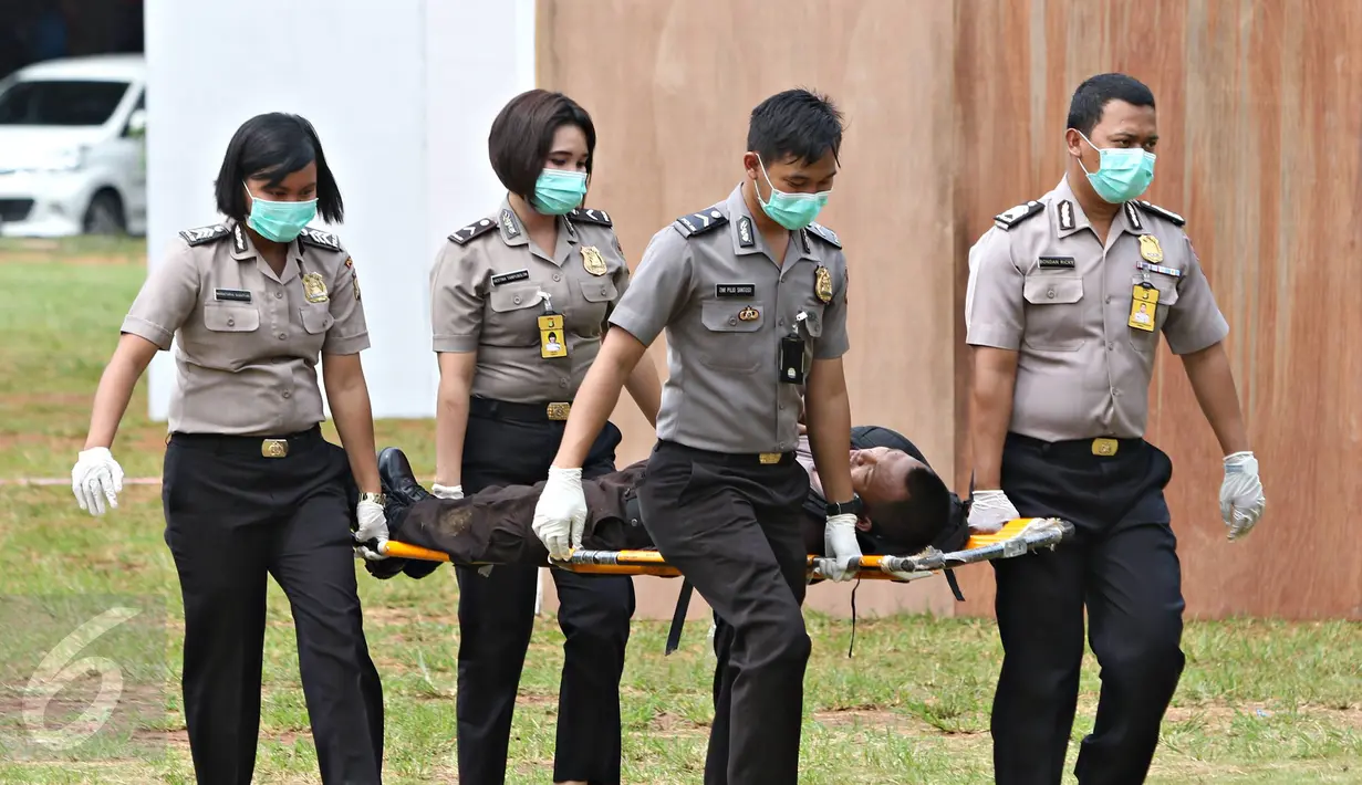 Petugas membawa tandu yang berisi korban ledakan dalam simulasi penanggulangan bom di lapangan Direktorat Sabhara Polda Metro Jaya, Kamis (4/2). Simulasi dilakukan untuk menempa kemampuan Polri dalam mengatasi teroris. (Liputan6.com/Immanuel Antonius)