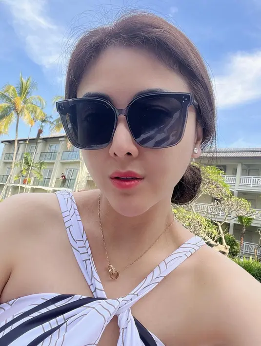 <p>Kaca mata hitam lebar tak membuat aura Dhena Devanka terhalang, bukan? Kecantikannya makin terpancar dengan gaya fashionable. (Instagram/dhenaaldhaliadevanka)</p>