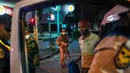 Pasukan Pertahanan Afrika Selatan dan polisi memeriksa pengemudi minibus yang melanggar lockdown di pusat kota Johannesburg, Afrika Selatan, Jumat (27/3/2020). (AP Photo/Jerome Delay)