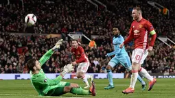 Striker Manchester United, Wayne Rooney, mencetak gol pertama ke gawang Feyenoord pada matchday kelima Grup A Liga Europa 2016-2017, di Stadion Old Trafford, Jumat (25/11/2016) dini hari WIB. (AFP/Oli Scarff)