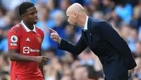 Pemain MU, Tyrell Malacia (kiri), lahir di Rotterdam, Belanda pada 17 Agustus 1999. Pemain yang kini genap berumur 24 tahun masih kesulitan menembus skuat utama Erik Ten Hag dan hanya menjadi pelapis bagi Luke Shaw. (AFP/Lindsey Parnaby)