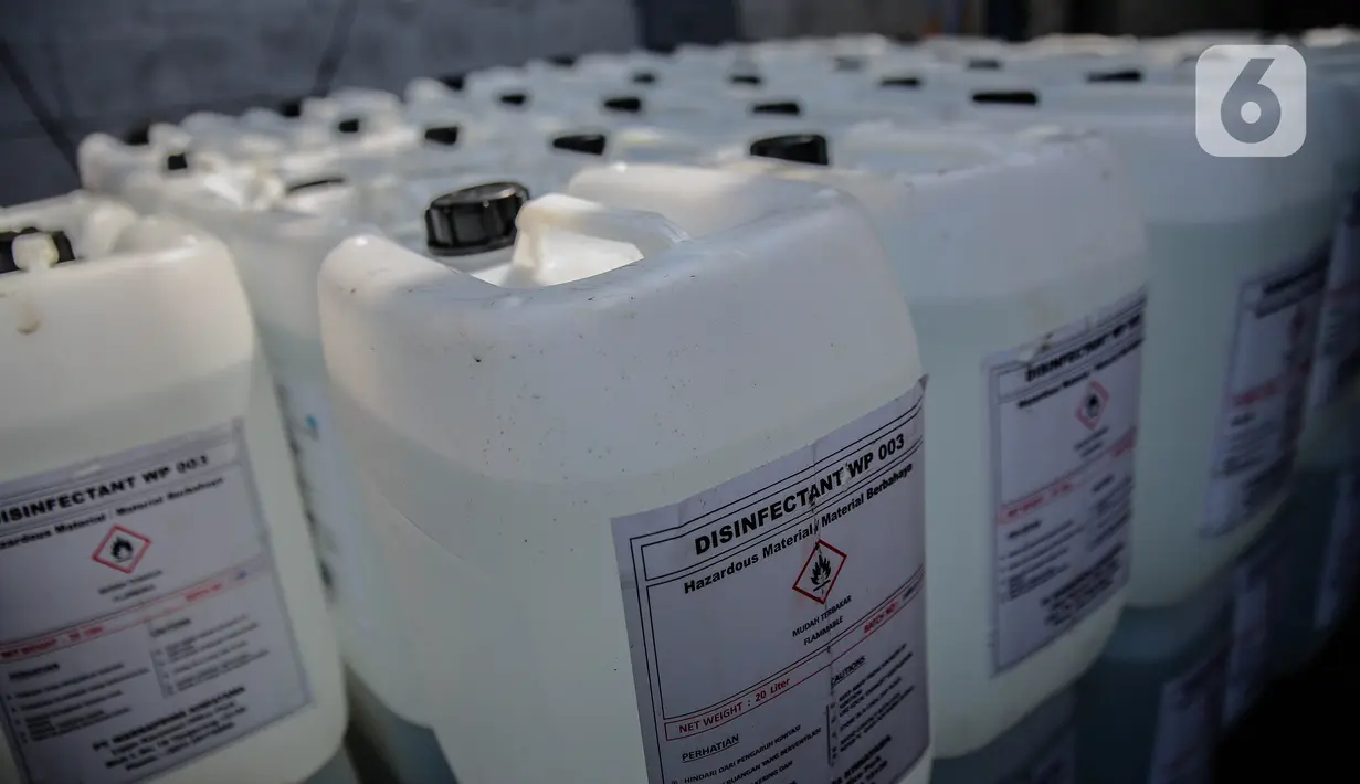 Bantuan berupa cairan disinfektan untuk Tenaga Medis Covid-19 di Gedung PMI DKI Jakarta, Senin (27/4/2020). PMI DKI Jakarta memberikan bantuan berupa 1000 APD melalui Gugusan Tugas Percepatan Penanganan Covid-19 Provinsi DKI Jakarta kepada 29 Rumah Sakit di DKI Jakarta. (Liputan6.com/Faizal Fanani)