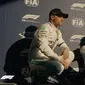 Duo pembalap Mercedes, Lewis Hamilton (kanan) dan Valtteri Bottas, setelah kualifikasi F1 GP Australia, Sabtu (16/3/2019). (Twitter/F1)