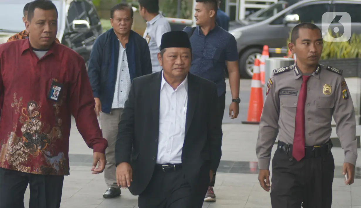 Bupati Sidoarjo Saiful Ilah (tengah) berjalan saat tiba di gedung KPK, Jakarta, Rabu (8/1/2020). Bupati Sidoarjo Saiful Ilah beserta beberapa orang lainnya terjaring operasi tangkap tangan (OTT) KPK yang diduga terkait pengadaan barang dan jasa. (merdeka.com/Dwi Narwoko)