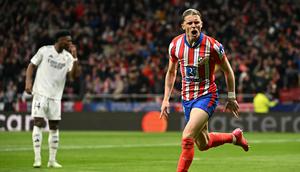 Pemain Atletico Madrid, Conor Gallagher, merayakan gol yang dicetaknya ke gawang Real Madrid pada leg kedua babak 16 besar Liga Champions 2024/2025 di Estadio Wanda Metropolitano, Kamis (13/3/2025). (JAVIER SORIANO / AFP)