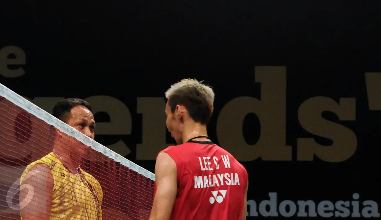 Lee Chong Wei berhadapan dengan Rexy Mainaky jelang laga eksebisi The Legends Vision di GOR Asia Afrika, Senayan, Jakarta, Senin (17/8/2015). Laga ini promosi buat para pebulutangkis muda. (Liputan6.com/Helmi Fithriansyah)