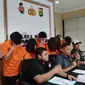 Polres Metro Jakarta Selatan menangkap selebgram Chandrika Chika dan lima orang lainnya terkait kasus penyalahgunaan narkoba jenis ganja cair. (Liputan6.com/Ady Anugrahadi)