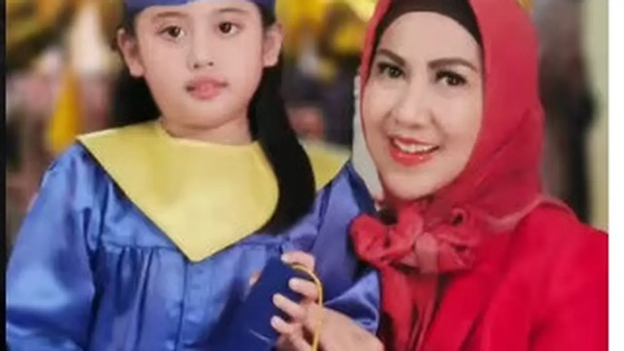 Vania Athabina, putri angkat Venna Melinda menjalani wisuda TK (Foto: Instagram @vennamelindareal)