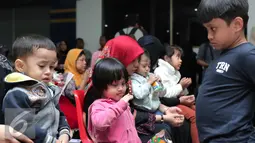 Sejumlah anak saat menunggu di Bandara Soekarno Hatta, Tangerang, Rabu (11/11/2015). Para TKI perempuan tersebut hampir sebagian pulang membawa anak-anak mereka yang wajahnya lucu dan menggemaskan. (Liputan6.com/Angga Yuniar)